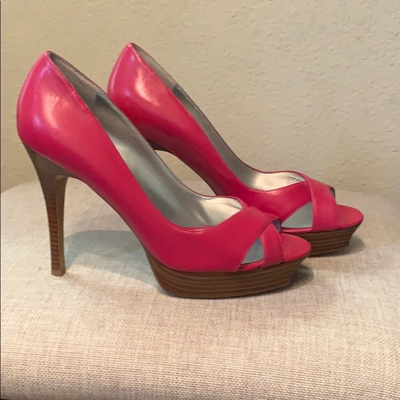 Women’s Guess heels - Picture 2 of 4
